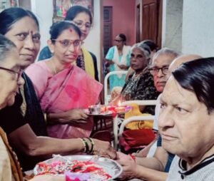 बहनों से मिलने की अनूठी पहल- वृद्धा आश्रम की वरिष्ठ महिलाओं के बीच पहुंचे वक्ता मंच के सदस्य, अवसर था रक्षाबंधन के पावन पर्व का, बुजुर्ग महिलाओं के बीच काव्य पाठ मनोरंजक खेलों का भी हुआ आयोजन kshititech