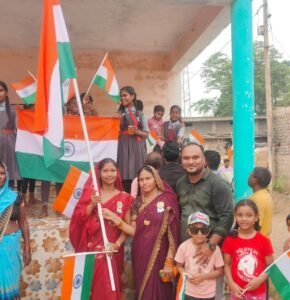 12 अगस्त को नवापारा खुर्द में निकाली गई तिरंगा यात्रा, ग्रामीणों में दिखा देश प्रेम को लेकर उत्साह, जनप्रतिनिधियों सहित ग्रामीण जन जुटे इस तिरंगा यात्रा में kshititech