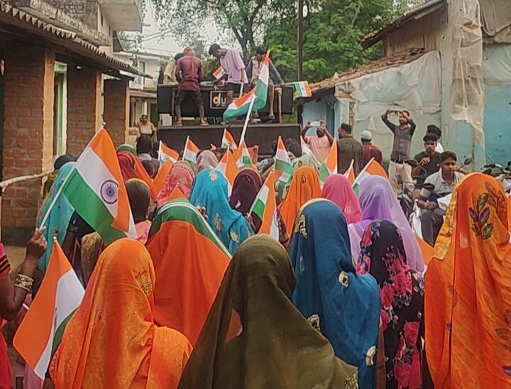 12 अगस्त को नवापारा खुर्द में निकाली गई तिरंगा यात्रा, ग्रामीणों में दिखा देश प्रेम को लेकर उत्साह, जनप्रतिनिधियों सहित ग्रामीण जन जुटे इस तिरंगा यात्रा में kshititech