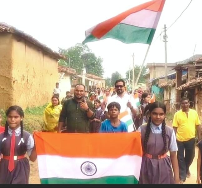 12 अगस्त को नवापारा खुर्द में निकाली गई तिरंगा यात्रा, ग्रामीणों में दिखा देश प्रेम को लेकर उत्साह, जनप्रतिनिधियों सहित ग्रामीण जन जुटे इस तिरंगा यात्रा में kshititech