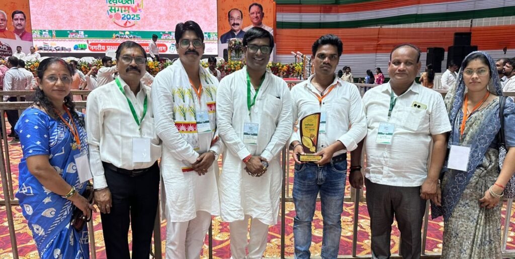 नगर पंचायत बाराद्वार को मिला स्वच्छता सम्मान-42 वां रैंक हासिल किया नगर पंचायत ने, मुख्यमंत्री साय एवं अरुण साव के हाथों नगर पंचायत अध्यक्ष नारायण कुर्रे, उपाध्यक्ष जितेश शर्मा सहित जन प्रतिनिधियों ने लिया सम्मान, जनप्रतिनिधियों ने कहा- स्वच्छता को लेकर देश एवं प्रदेश में नगर पंचायत को करेंगे अग्रणी स्थान पर स्थापित kshititech