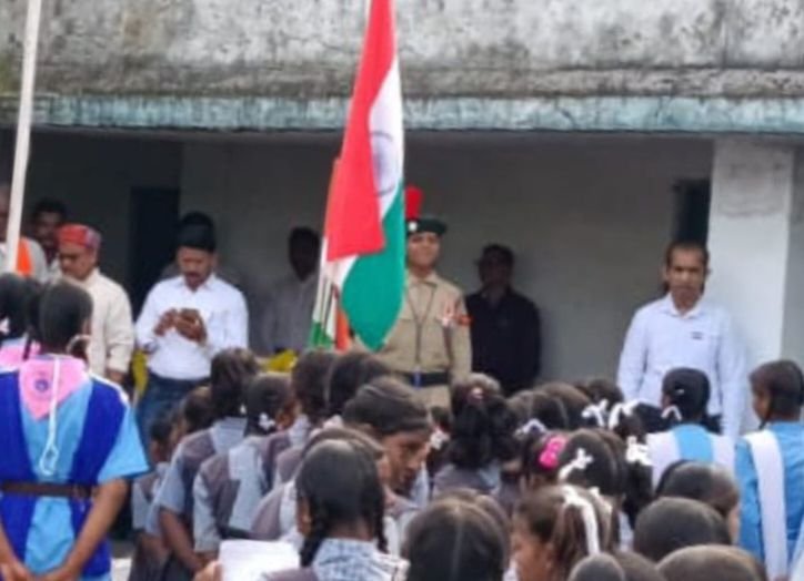 रोशन लाल पटेल ने शासकीय हायर सेकंडरी स्कूल सकरेली कलां में किया ध्वजारोहण, शाला विकास समिति के अध्यक्ष पटेल ने कहा-स्वतंत्रता संग्राम सेनानियों के त्याग, तपस्या,बलिदान से ही हमें मिली यह गौरवशाली आजादी रोशन लाल पटेल ने शासकीय हायर सेकंडरी स्कूल सकरेली कलां में किया ध्वजारोहण, शाला विकास समिति के अध्यक्ष पटेल ने कहा-स्वतंत्रता संग्राम सेनानियों के त्याग, तपस्या,बलिदान से ही हमें मिली यह गौरवशाली आजादी kshititech