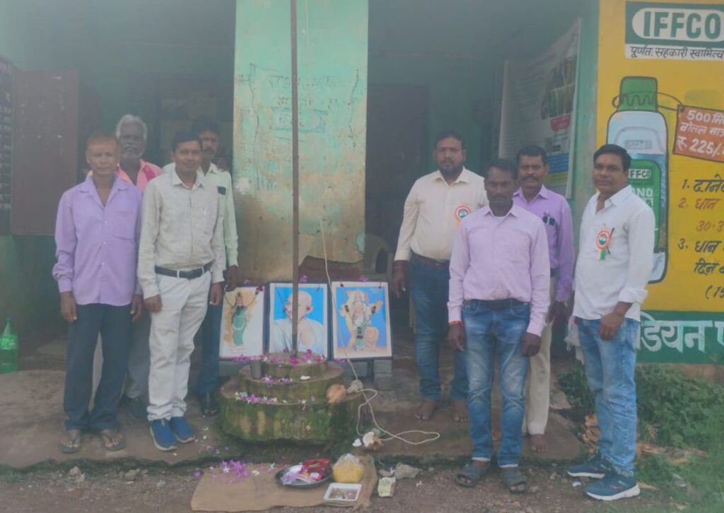 कृष्ण लाल पटेल ने किया सेवा सहकारी समिति में ध्वजारोहण, स्वतंत्रता दिवस की वर्षगांठ पर अमर बलिदानियों को किया गया स्मरण, क्षेत्र के किसान भाई भी रहे मौजूद कृष्ण लाल पटेल ने किया सेवा सहकारी समिति में ध्वजारोहण, स्वतंत्रता दिवस की वर्षगांठ पर अमर बलिदानियों को किया गया स्मरण, क्षेत्र के किसान भाई भी रहे मौजूद kshititech
