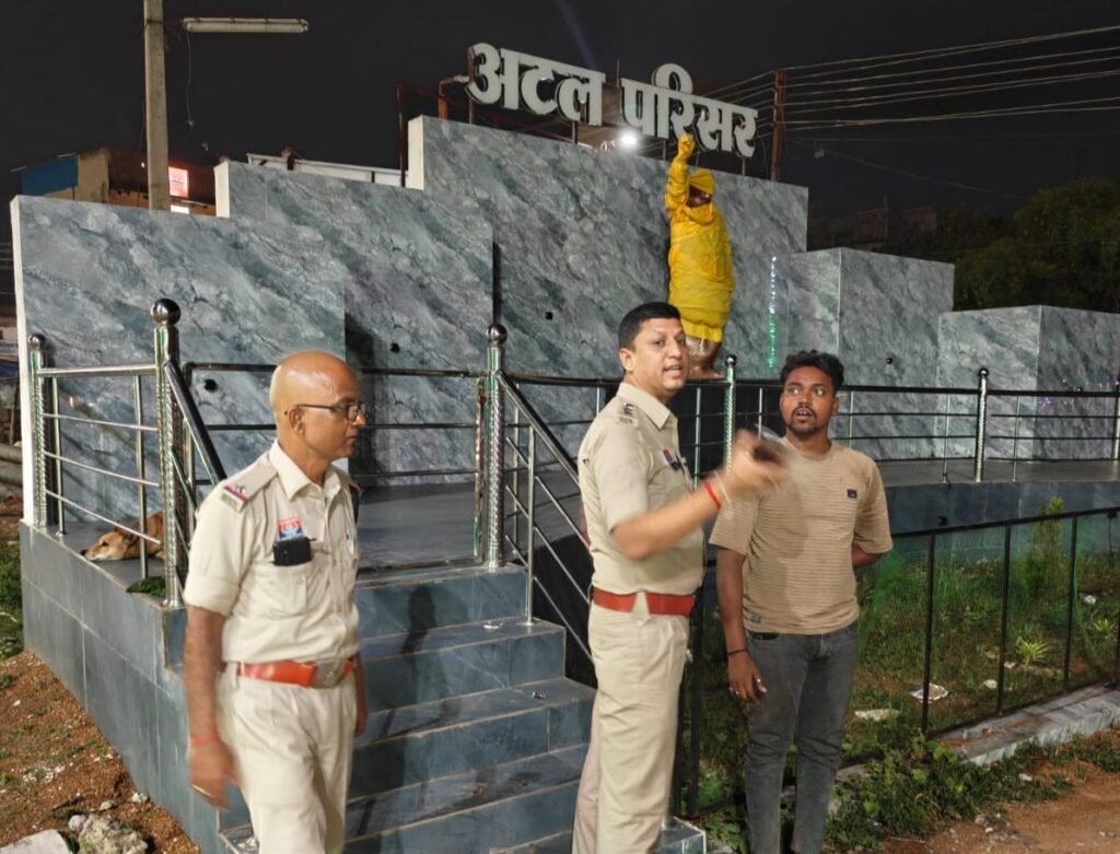 शक्ति पुलिस लगातार कर रही पेट्रोलिंग,असामाजिक तत्वों पर पुलिस की पैनी निगाहें, जिला पुलिस अधीक्षक अंकिता शर्मा के निर्देशन में शक्ति थाना टीआई लखन पटेल सक्रिय, पटेल ने कहा-अपराधों पर अंकुश लगाने एवं असामाजिक तत्वों पर कार्रवाई करने पुलिस मुस्तादी से है तैनात, अब शक्ति शहर में हाईटेक सी सी कैमरे लगाने की जरूरत महसूस कर रहे शहर वासी शक्ति पुलिस लगातार कर रही पेट्रोलिंग,असामाजिक तत्वों पर पुलिस की पैनी निगाहें, जिला पुलिस अधीक्षक अंकिता शर्मा के निर्देशन में शक्ति थाना टीआई लखन पटेल सक्रिय, पटेल ने कहा-अपराधों पर अंकुश लगाने एवं असामाजिक तत्वों पर कार्रवाई करने पुलिस मुस्तादी से है तैनात, अब शक्ति शहर में हाईटेक सी सी कैमरे लगाने की जरूरत महसूस कर रहे शहर वासी kshititech