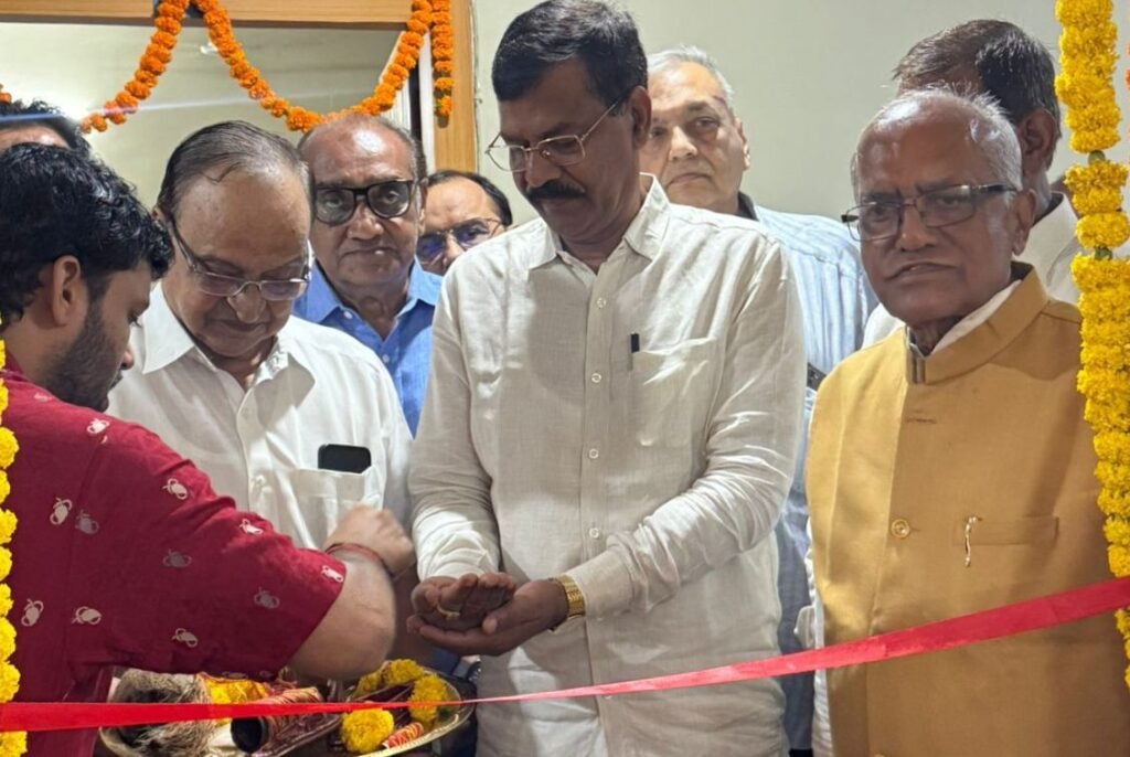 निशुल्क मिलेगी सेवाएं- रायपुर के मंगल भवन में चालू हुआ फिजियोथैरेपी सेंटर, विधायक मोतीलाल साहू ने किया उद्घाटन, डीकेएस अस्पताल के बगल में स्थित है मंगल भवन, मंगल भवन के संस्थापक सीताराम अग्रवाल ने कहा- वर्षों से मरीजों की सेवा में संचालित है मंगल भवन kshititech