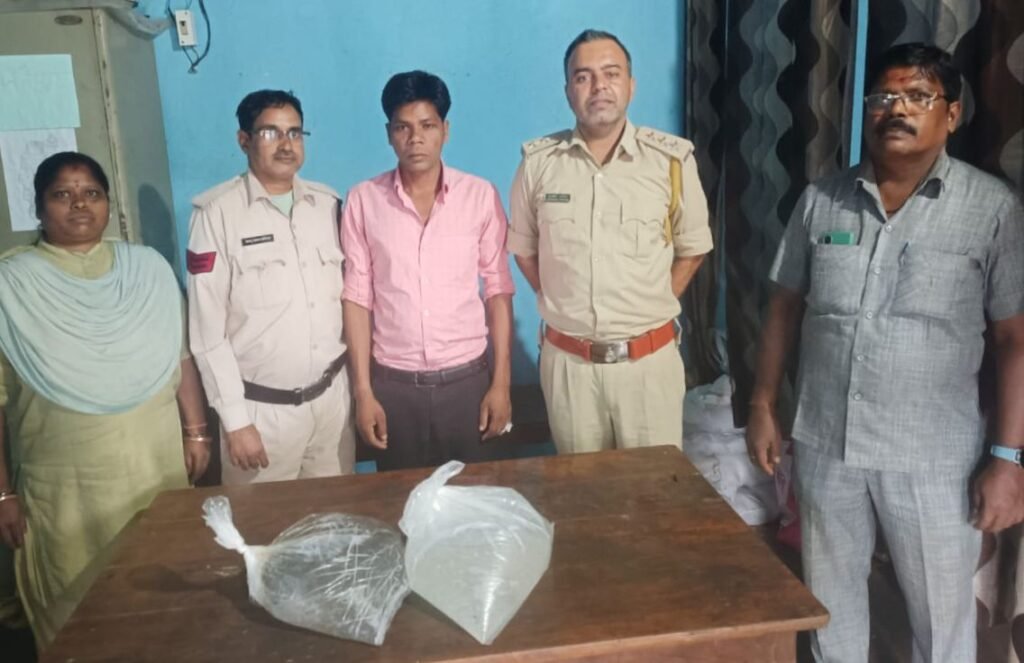 आबकारी अधिकारियों ने करी अवैध महुआ शराब जब्त, विभाग की क्षेत्र में चल रही है छापा मार कारवाई, मामला शक्ति जिले के आबकारी वृत्त शक्ति का kshititech