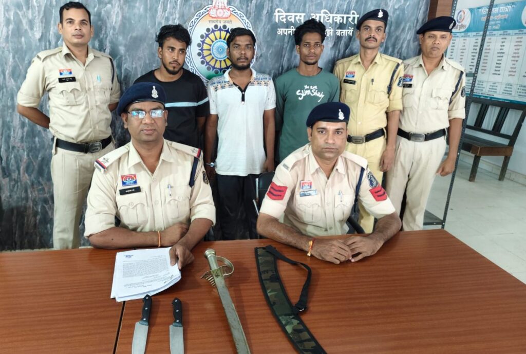 दिखा रहे थे होशियारी, पकड़ ले गई तीनों को सक्ती पुलिस, हाथों में तलवार लेकर लहराई, सोशल मीडिया पर पोस्ट की फोटो, शक्ति पुलिस में किया मामला दर्ज, डभरा थाने में भी आर्म्स एक्ट का मामला हुआ दर्ज, असामाजिक तत्वों पर लगाम कसने पुलिस सक्रिय दिखा रहे थे होशियारी, पकड़ ले गई तीनों को सक्ती पुलिस, हाथों में तलवार लेकर लहराई, सोशल मीडिया पर पोस्ट की फोटो, शक्ति पुलिस में किया मामला दर्ज, डभरा थाने में भी आर्म्स एक्ट का मामला हुआ दर्ज, असामाजिक तत्वों पर लगाम कसने पुलिस सक्रिय kshititech