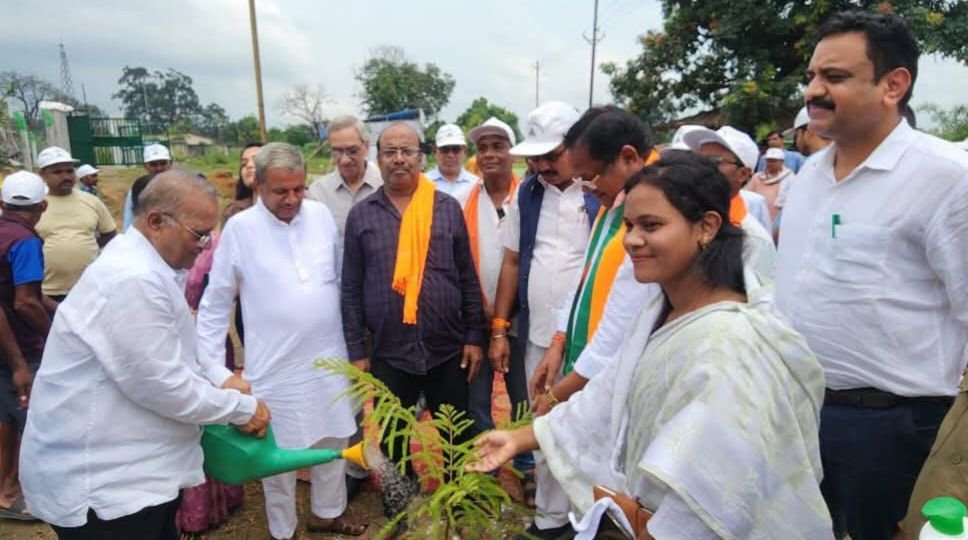 पूर्व प्रदेश भाजपा महामंत्री गिरधर गुप्ता शामिल हुए एक पेड़ मां के नाम कार्यक्रम में, छत्तीसगढ़ शासन के पूर्व गृह मंत्री राम सेवक पैंकरा भी पहुंचे वृक्षारोपण कार्यक्रम में, गिरधर ने कहा- प्रधानमंत्री मोदी जी द्वारा प्रारंभ किया गया यह अभियान पूरे देश में महा अभियान के रूप में ले रहा गति, एसईसीएल छाल एवं वन विकास निगम के अधिकारी भी रहे मौजूद पूर्व प्रदेश भाजपा महामंत्री गिरधर गुप्ता शामिल हुए एक पेड़ मां के नाम कार्यक्रम में, छत्तीसगढ़ शासन के पूर्व गृह मंत्री राम सेवक पैंकरा भी पहुंचे वृक्षारोपण कार्यक्रम में, गिरधर ने कहा- प्रधानमंत्री मोदी जी द्वारा प्रारंभ किया गया यह अभियान पूरे देश में महा अभियान के रूप में ले रहा गति, एसईसीएल छाल एवं वन विकास निगम के अधिकारी भी रहे मौजूद kshititech