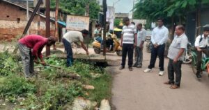 स्वच्छ बाराद्वार, स्वस्थय बाराद्वार- बाराद्वार के गणेश उत्सव को लेकर शहर में चला नगर पंचायत का विशेष स्वच्छता अभियान, नगर पंचायत अध्यक्ष, उपाध्यक्ष सहित सीएमओ भी रहे मौजूद, गणेश जी के आगमन को लेकर पूरा शहर उत्साहित स्वच्छ बाराद्वार, स्वस्थय बाराद्वार- बाराद्वार के गणेश उत्सव को लेकर शहर में चला नगर पंचायत का विशेष स्वच्छता अभियान, नगर पंचायत अध्यक्ष, उपाध्यक्ष सहित सीएमओ भी रहे मौजूद, गणेश जी के आगमन को लेकर पूरा शहर उत्साहित kshititech