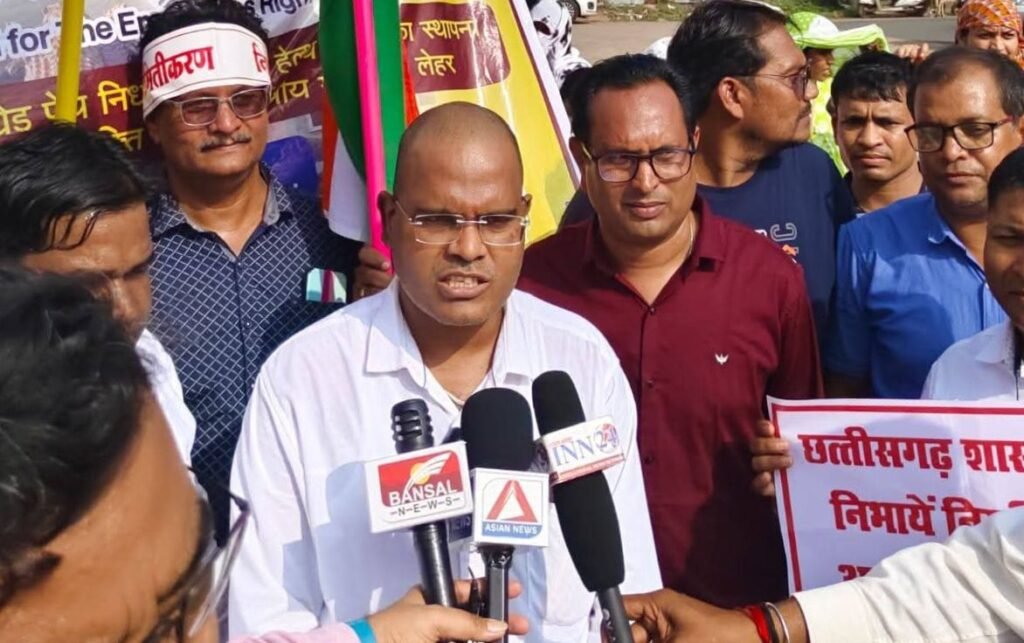 जो सरकार निकम्मी है, वह सरकार बदलनी है,शक्ति में एनएचएम कर्मचारियों का दिखा 28 अगस्त को गुस्सा, बारिश के बावजूद सड़कों पर निकले हड़ताली कर्मचारी, कर्मचारियों को समर्थन देने पहुंचे नगर पालिका अध्यक्ष श्यामसुंदर अग्रवाल, शक्ति जिले में 10 दिनों से चल रही है एनएचएम कर्मचारियों की जबरदस्त हड़ताल जो सरकार निकम्मी है, वह सरकार बदलनी है,शक्ति में एनएचएम कर्मचारियों का दिखा 28 अगस्त को गुस्सा, बारिश के बावजूद सड़कों पर निकले हड़ताली कर्मचारी, कर्मचारियों को समर्थन देने पहुंचे नगर पालिका अध्यक्ष श्यामसुंदर अग्रवाल, शक्ति जिले में 10 दिनों से चल रही है एनएचएम कर्मचारियों की जबरदस्त हड़ताल kshititech