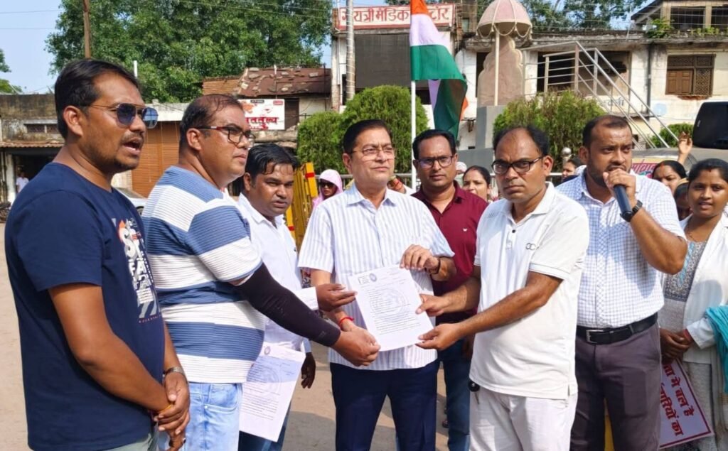 जो सरकार निकम्मी है, वह सरकार बदलनी है,शक्ति में एनएचएम कर्मचारियों का दिखा 28 अगस्त को गुस्सा, बारिश के बावजूद सड़कों पर निकले हड़ताली कर्मचारी, कर्मचारियों को समर्थन देने पहुंचे नगर पालिका अध्यक्ष श्यामसुंदर अग्रवाल, शक्ति जिले में 10 दिनों से चल रही है एनएचएम कर्मचारियों की जबरदस्त हड़ताल जो सरकार निकम्मी है, वह सरकार बदलनी है,शक्ति में एनएचएम कर्मचारियों का दिखा 28 अगस्त को गुस्सा, बारिश के बावजूद सड़कों पर निकले हड़ताली कर्मचारी, कर्मचारियों को समर्थन देने पहुंचे नगर पालिका अध्यक्ष श्यामसुंदर अग्रवाल, शक्ति जिले में 10 दिनों से चल रही है एनएचएम कर्मचारियों की जबरदस्त हड़ताल kshititech