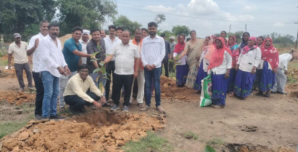 रचनात्मक कार्य की शुरुआत-नगर पंचायत बाराद्वार ने 300 पौधों का किया वृक्षारोपण, आयोजन था अमृत मित्र योजना के अंतर्गत वूमेन फ़ॉर ट्री अभियान का, जन प्रतिनिधियों ने कहा- वृक्षारोपण करना एवं उसे संरक्षण देना हम सब की जवाबदारी रचनात्मक कार्य की शुरुआत-नगर पंचायत बाराद्वार ने 300 पौधों का किया वृक्षारोपण, आयोजन था अमृत मित्र योजना के अंतर्गत वूमेन फ़ॉर ट्री अभियान का, जन प्रतिनिधियों ने कहा- वृक्षारोपण करना एवं उसे संरक्षण देना हम सब की जवाबदारी kshititech