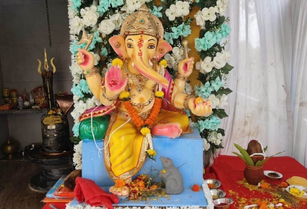 रायपुर के किंग्स टाउन सोसायटी डूडा में मची है गणपति महोत्सव की धूम, प्रतिदिन पूजा अर्चना के साथ ही हो रहे विभिन्न आयोजन, शहर की आलीशान सोसाइटी है किंग्स टाउन, समिति के सदस्य अमित गौतम ने कहा- प्रथम वर्ष में ही समिति के नागरिकों की आस्था अकल्पनीय kshititech