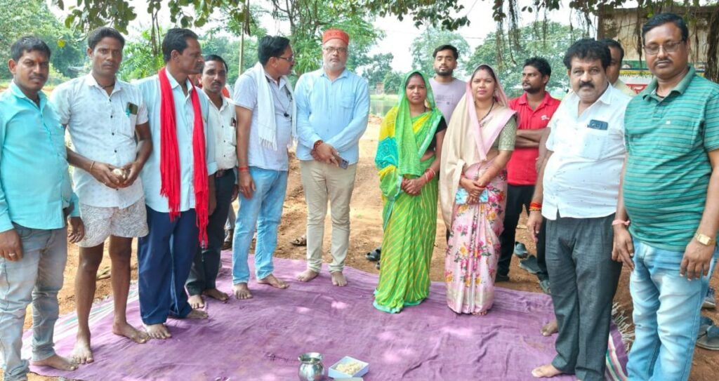 बाराद्वार के पलाड़ी कला से मेंन रोड तक नई सीसी रोड निर्माण का काम हुआ प्रारंभ,30 अगस्त को नेता प्रतिपक्ष महंत के प्रयासों से मिली स्वीकृति पर जनप्रतिनिधियों ने किया भूमि पूजन, पूर्व मंडी अध्यक्ष एवं विधायक प्रतिनिधि रूपनारायण साहू ने कहा- शक्ति विधानसभा के विकास को महंत जी के प्रयासों से मिल रही गति बाराद्वार के पलाड़ी कला से मेंन रोड तक नई सीसी रोड निर्माण का काम हुआ प्रारंभ,30 अगस्त को नेता प्रतिपक्ष महंत के प्रयासों से मिली स्वीकृति पर जनप्रतिनिधियों ने किया भूमि पूजन, पूर्व मंडी अध्यक्ष एवं विधायक प्रतिनिधि रूपनारायण साहू ने कहा- शक्ति विधानसभा के विकास को महंत जी के प्रयासों से मिल रही गति kshititech