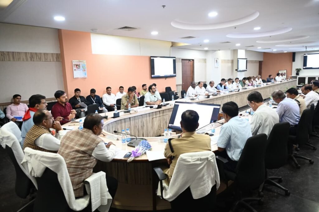 घायलों को अस्पताल पहुंचाने पर अब आपको मिलेंगी 25000/- रुपए प्रोत्साहन राशि, छत्तीसगढ़ सरकार ने लिया बड़ा फैसला, 10 सितंबर को हुई सड़क सुरक्षा की बैठक में हुए अनेकों निर्णय, मालवाहक वाहनों में यात्री ढोने पर होगी कड़ी कार्रवाई kshititech