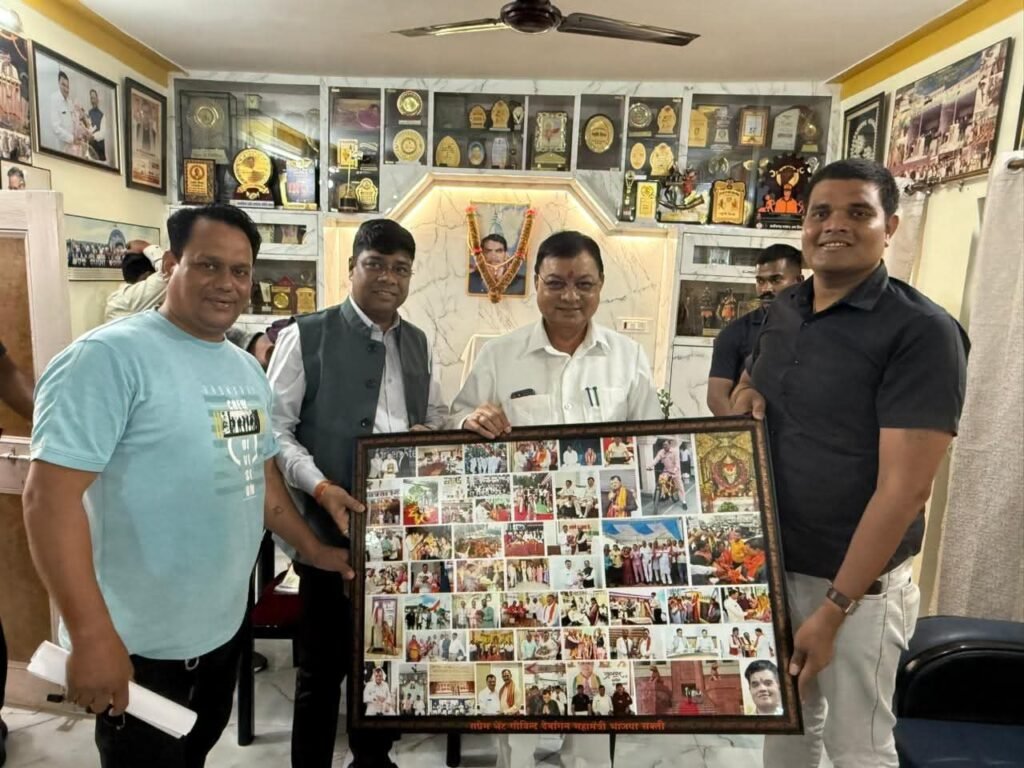 भाजपा नेता गोविंद देवांगन ने करी उद्योग मंत्री लखन लाल देवांगन से मुलाकात, मंत्री जी की यात्राओं की यादों का फ्रेम भेंट किया गोविंद ने, मंत्री लखन देवांगन ने भी किया आभार, उद्योग मंत्री के खास समर्थकों में होती है गोविंद देवांगन की गिनती भाजपा नेता गोविंद देवांगन ने करी उद्योग मंत्री लखन लाल देवांगन से मुलाकात, मंत्री जी की यात्राओं की यादों का फ्रेम भेंट किया गोविंद ने, मंत्री लखन देवांगन ने भी किया आभार, उद्योग मंत्री के खास समर्थकों में होती है गोविंद देवांगन की गिनती kshititech