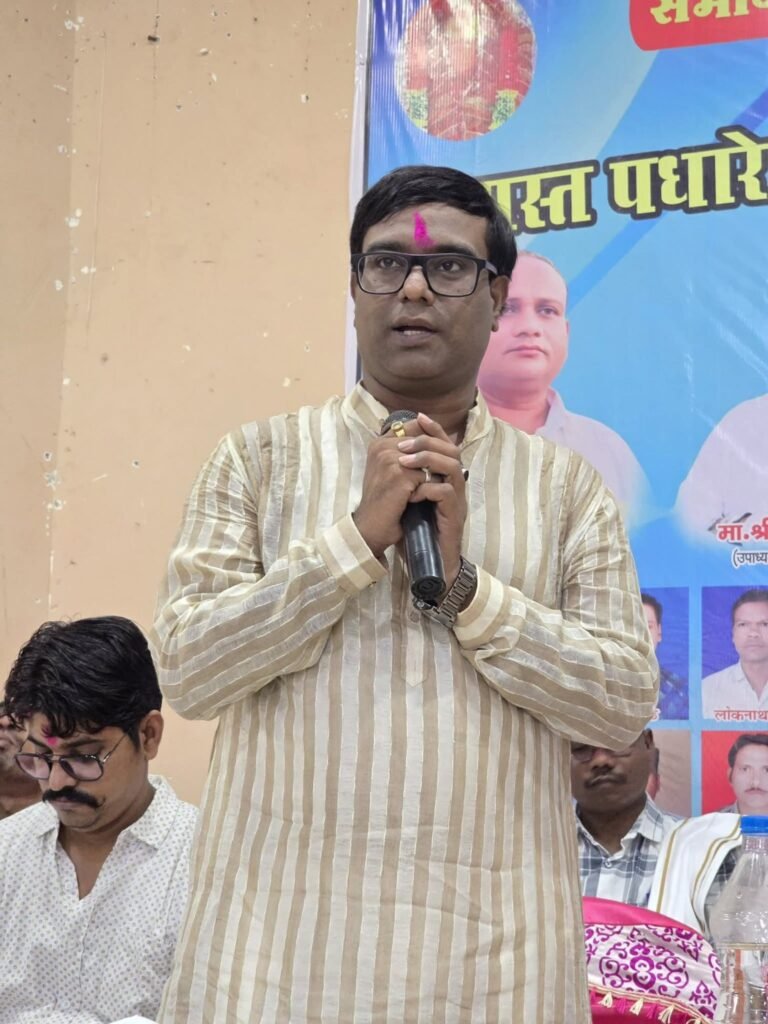 छत्तीसगढ़ झेरिया धोबी बरेठ समाज सेवा समिति परिक्षेत्र सोनियापाठ का संपन्न हुआ शपथ ग्रहण समारोह, अंबेडकर भवन बाराद्वार में हुए कार्यक्रम को संबोधित करते हुए नगर पंचायत अध्यक्ष नारायण कुर्रे एवं उपाध्यक्ष जितेश शर्मा ने कहा- पूरे जिले में छत्तीसगढ़ झेरिया धोबी बरेठ समाज एकजूटता के लिए रखता है अपनी अलग पहचान kshititech