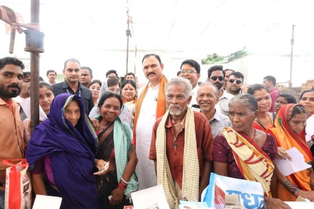 शक्ति जिले में हेल्थ मिनिस्टर का आगमन- स्वास्थ्य मंत्री ने भी स्वयं कराई शिविर में अपनी स्वास्थ्य जांच, 20 सितंबर को हरदी चंद्रपुर में स्वर्गीय युद्धवीर सिंह जुदेव को श्रद्धांजलि दी स्वास्थ्य मंत्री जी ने, हजारों लोगों ने उठाया निशुल्क स्वास्थ्य शिविर का लाभ kshititech