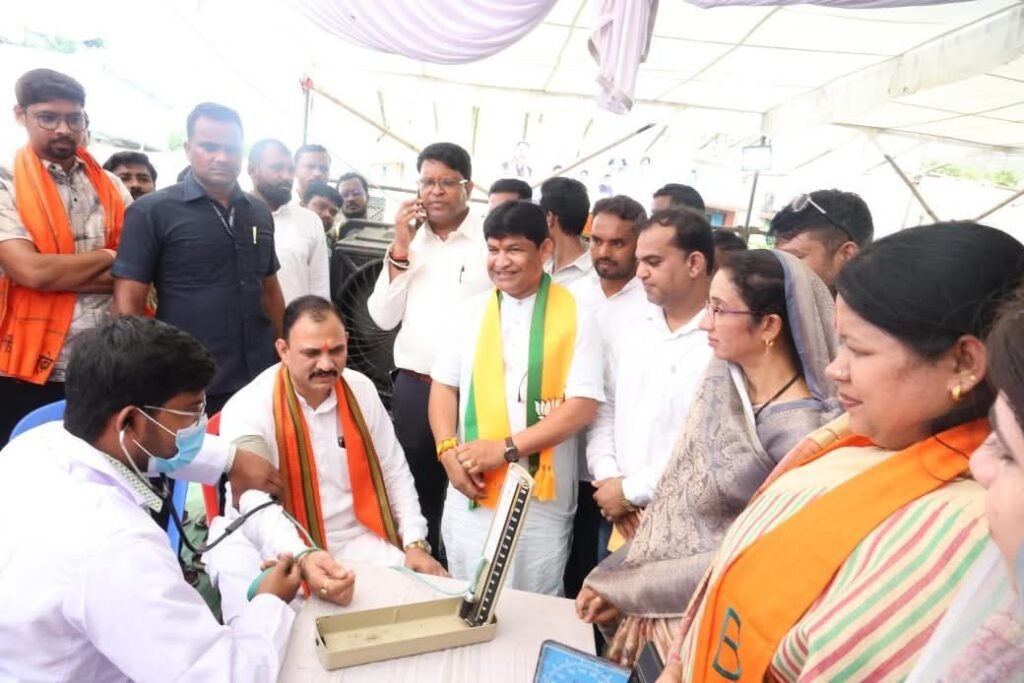 शक्ति जिले में हेल्थ मिनिस्टर का आगमन- स्वास्थ्य मंत्री ने भी स्वयं कराई शिविर में अपनी स्वास्थ्य जांच, 20 सितंबर को हरदी चंद्रपुर में स्वर्गीय युद्धवीर सिंह जुदेव को श्रद्धांजलि दी स्वास्थ्य मंत्री जी ने, हजारों लोगों ने उठाया निशुल्क स्वास्थ्य शिविर का लाभ kshititech