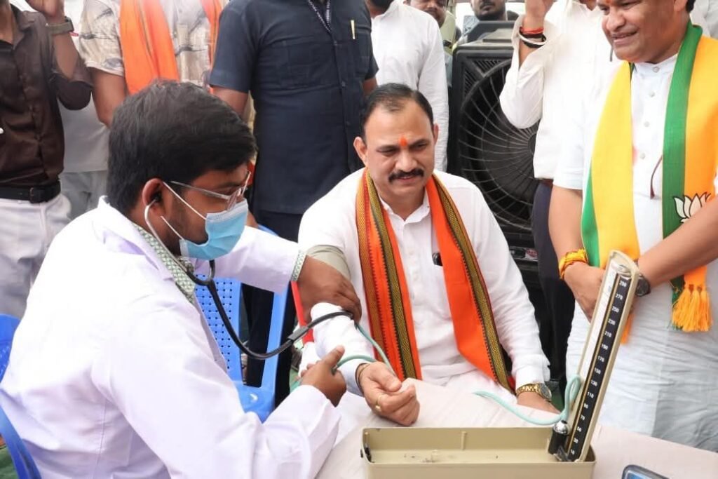 शक्ति जिले में हेल्थ मिनिस्टर का आगमन- स्वास्थ्य मंत्री ने भी स्वयं कराई शिविर में अपनी स्वास्थ्य जांच, 20 सितंबर को हरदी चंद्रपुर में स्वर्गीय युद्धवीर सिंह जुदेव को श्रद्धांजलि दी स्वास्थ्य मंत्री जी ने, हजारों लोगों ने उठाया निशुल्क स्वास्थ्य शिविर का लाभ kshititech