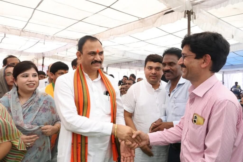 शक्ति जिले में हेल्थ मिनिस्टर का आगमन- स्वास्थ्य मंत्री ने भी स्वयं कराई शिविर में अपनी स्वास्थ्य जांच, 20 सितंबर को हरदी चंद्रपुर में स्वर्गीय युद्धवीर सिंह जुदेव को श्रद्धांजलि दी स्वास्थ्य मंत्री जी ने, हजारों लोगों ने उठाया निशुल्क स्वास्थ्य शिविर का लाभ kshititech