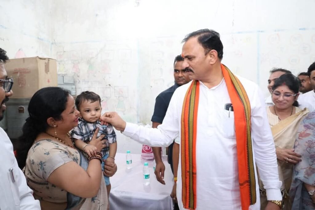 शक्ति जिले में हेल्थ मिनिस्टर का आगमन- स्वास्थ्य मंत्री ने भी स्वयं कराई शिविर में अपनी स्वास्थ्य जांच, 20 सितंबर को हरदी चंद्रपुर में स्वर्गीय युद्धवीर सिंह जुदेव को श्रद्धांजलि दी स्वास्थ्य मंत्री जी ने, हजारों लोगों ने उठाया निशुल्क स्वास्थ्य शिविर का लाभ kshititech