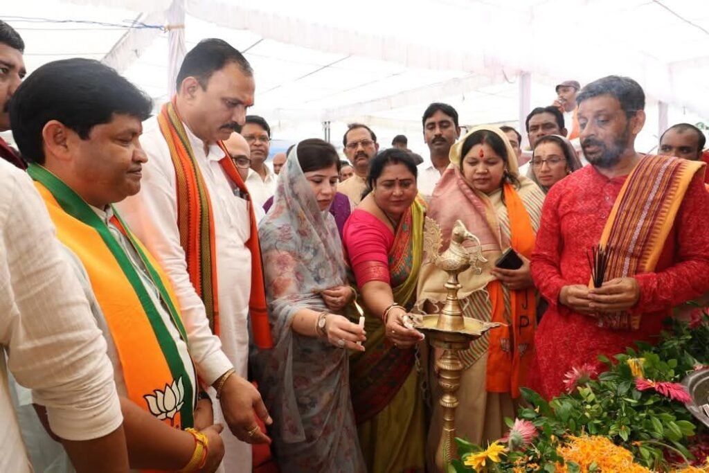 शक्ति जिले में हेल्थ मिनिस्टर का आगमन- स्वास्थ्य मंत्री ने भी स्वयं कराई शिविर में अपनी स्वास्थ्य जांच, 20 सितंबर को हरदी चंद्रपुर में स्वर्गीय युद्धवीर सिंह जुदेव को श्रद्धांजलि दी स्वास्थ्य मंत्री जी ने, हजारों लोगों ने उठाया निशुल्क स्वास्थ्य शिविर का लाभ kshititech