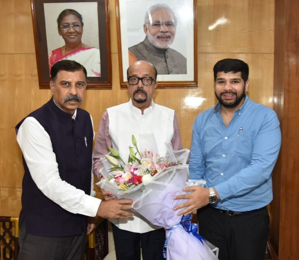 व्यापारी कल्याण बोर्ड के सदस्य, चेंबर के पूर्व प्रदेश अध्यक्ष एवं कैट के राष्ट्रीय उपाध्यक्ष अमर परवानी ने की राज्यपाल महोदय से मुलाकात kshititech