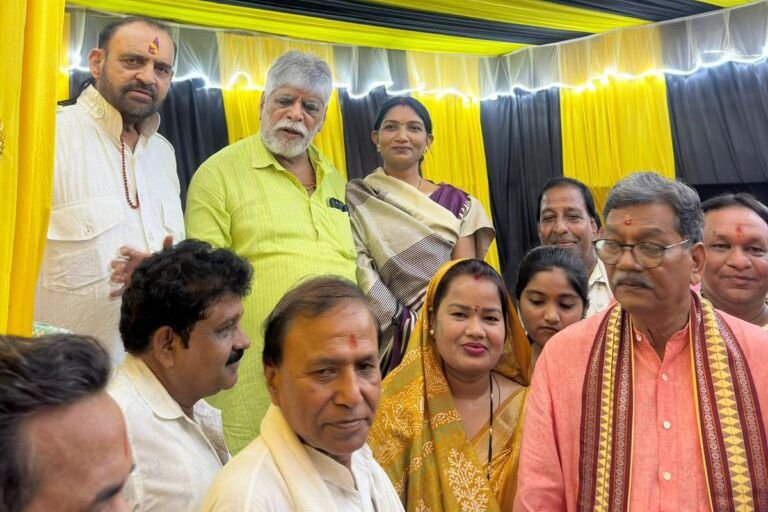 बप्पा के दरबार में पहुंचे महंत- नेता प्रतिपक्ष महंत ने बाराद्वार पहुंचकर करी विध्न विनायक गणेश जी की पूजा अर्चना, शहर के गणेश पंडालो में भी पहुंचे महंत जी बप्पा के दरबार में पहुंचे महंत- नेता प्रतिपक्ष महंत ने बाराद्वार पहुंचकर करी विध्न विनायक गणेश जी की पूजा अर्चना, शहर के गणेश पंडालो में भी पहुंचे महंत जी kshititech