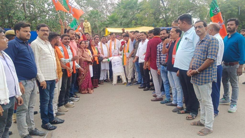 हार से बौखलाये कांग्रेसी बोल रहे अनाप-शनाप- शक्ति एवं जांजगीर चांपा जिले में 01 सितंबर को भाजपाइयों ने फूँक दिया कांग्रेस नेता राहुल गांधी का पुतला, मामला प्रधानमंत्री मोदी पर दरभंगा जिले की रैली के मंच से अभद्र गंदी-गंदी गालियां बकने का, भाजपा नेताओं ने कहा- PM मोदी पर नहीं बर्दाश्त होगी कोई भी अमर्यादित टिप्पणियां kshititech