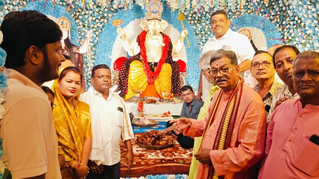 बप्पा के दरबार में पहुंचे महंत- नेता प्रतिपक्ष महंत ने बाराद्वार पहुंचकर करी विध्न विनायक गणेश जी की पूजा अर्चना, शहर के गणेश पंडालो में भी पहुंचे महंत जी बप्पा के दरबार में पहुंचे महंत- नेता प्रतिपक्ष महंत ने बाराद्वार पहुंचकर करी विध्न विनायक गणेश जी की पूजा अर्चना, शहर के गणेश पंडालो में भी पहुंचे महंत जी kshititech