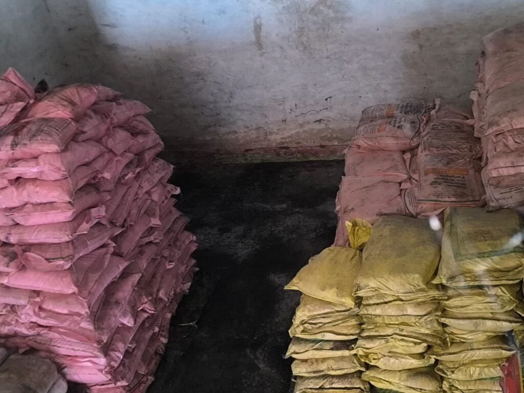 8 सितंबर को शक्ति कलेक्टर साहब के निर्देशन में उप संचालक कृषि द्वारा अनेकों स्थानों पर निजी उर्वरक व्यापारियों पर की गई कार्रवाई, औचक निरीक्षण के दौरान अधिकारियों ने कहा- खाद की कालाबाजारी व अधिक कीमत पर बेचने वालों पर जारी रहेगी कार्यवाही,किसानों को उच्च गुणवत्ता खाद तथा कीटनाशक पहली प्राथमिकता 8 सितंबर को शक्ति कलेक्टर साहब के निर्देशन में उप संचालक कृषि द्वारा अनेकों स्थानों पर निजी उर्वरक व्यापारियों पर की गई कार्रवाई, औचक निरीक्षण के दौरान अधिकारियों ने कहा- खाद की कालाबाजारी व अधिक कीमत पर बेचने वालों पर जारी रहेगी कार्यवाही,किसानों को उच्च गुणवत्ता खाद तथा कीटनाशक पहली प्राथमिकता kshititech