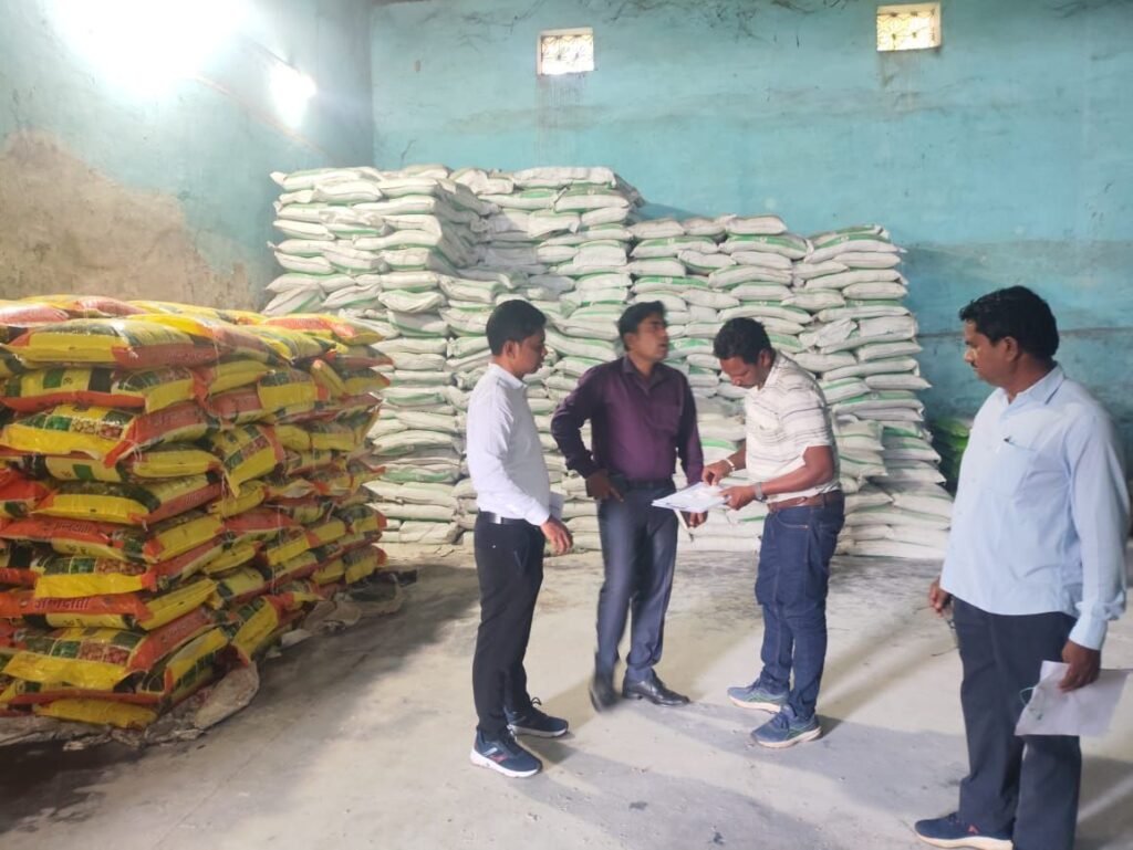 8 सितंबर को शक्ति कलेक्टर साहब के निर्देशन में उप संचालक कृषि द्वारा अनेकों स्थानों पर निजी उर्वरक व्यापारियों पर की गई कार्रवाई, औचक निरीक्षण के दौरान अधिकारियों ने कहा- खाद की कालाबाजारी व अधिक कीमत पर बेचने वालों पर जारी रहेगी कार्यवाही,किसानों को उच्च गुणवत्ता खाद तथा कीटनाशक पहली प्राथमिकता 8 सितंबर को शक्ति कलेक्टर साहब के निर्देशन में उप संचालक कृषि द्वारा अनेकों स्थानों पर निजी उर्वरक व्यापारियों पर की गई कार्रवाई, औचक निरीक्षण के दौरान अधिकारियों ने कहा- खाद की कालाबाजारी व अधिक कीमत पर बेचने वालों पर जारी रहेगी कार्यवाही,किसानों को उच्च गुणवत्ता खाद तथा कीटनाशक पहली प्राथमिकता kshititech