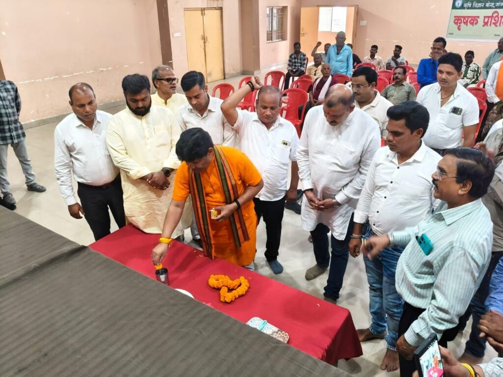 9 सितंबर को नगर पंचायत बाराद्वार द्वारा आयोजित किसान विज्ञान सम्मेलन का उद्घाटन किया पूर्व विधायक डॉक्टर खिलावन साहू ने, मुख्य अतिथि श्री साहू ने कहा-कृषि संबंधित जानकारी के लिए कारगर है यह कार्यशाला, कृषि संबंधी नई उन्नत तकनीको की जानकारी दी गई कार्यशाला में kshititech