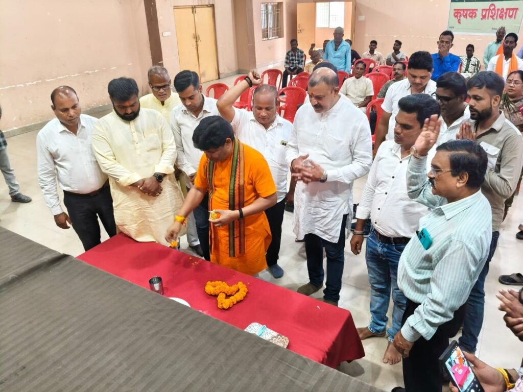 9 सितंबर को नगर पंचायत बाराद्वार द्वारा आयोजित किसान विज्ञान सम्मेलन का उद्घाटन किया पूर्व विधायक डॉक्टर खिलावन साहू ने, मुख्य अतिथि श्री साहू ने कहा-कृषि संबंधित जानकारी के लिए कारगर है यह कार्यशाला, कृषि संबंधी नई उन्नत तकनीको की जानकारी दी गई कार्यशाला में kshititech