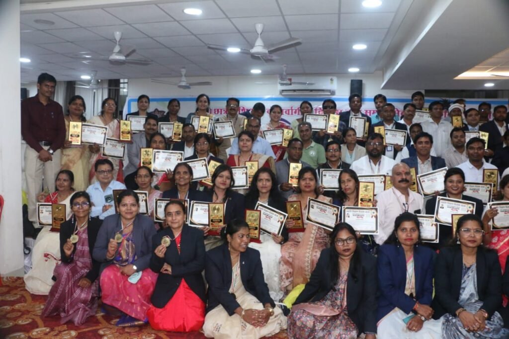 शक्ति अंचल के कर्मयोगी राजेंद्र बेहरा को मिला कर्मवीर सम्मान, दृष्टि बाधित शिक्षक के रूप में सेवाओं के साथ ही दिव्यांगों के कल्याण हेतु पूरे देश भर में कर रहे हैं बेहतर कार्य, देहरा के नेतृत्व में संपन्न हो चुके हैं अनेकों दिव्यांगों के परिचय सम्मेलन एवं सामूहिक विवाह शक्ति अंचल के कर्मयोगी राजेंद्र बेहरा को मिला कर्मवीर सम्मान, दृष्टि बाधित शिक्षक के रूप में सेवाओं के साथ ही दिव्यांगों के कल्याण हेतु पूरे देश भर में कर रहे हैं बेहतर कार्य, देहरा के नेतृत्व में संपन्न हो चुके हैं अनेकों दिव्यांगों के परिचय सम्मेलन एवं सामूहिक विवाह kshititech