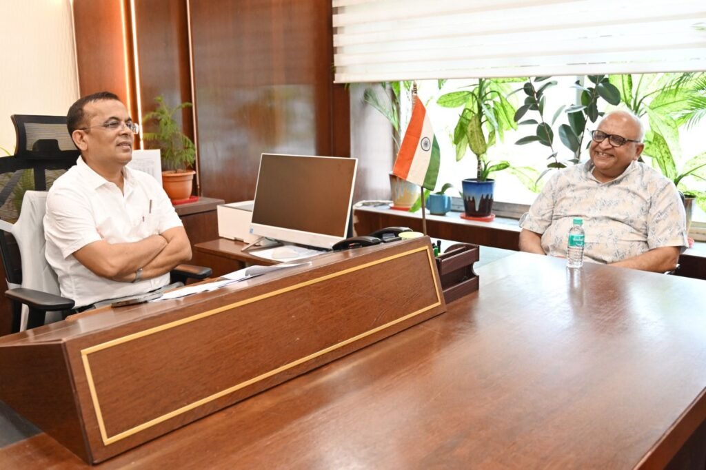 नैला जांजगीर पहुंचे राष्ट्रीय अल्पसंख्यक आयोग के सदस्य प्रकाश मोदी, केंद्र सरकार द्वारा चलाई जा रही योजनाओं की दी जानकारी,नैला के समाजसेवी सुशील जैन भी रहे मौजूद, सुशील जैन ने जैन समाज के लिए भवन एवं गौशाला हेतु जमीन उपलब्ध कराने का किया आग्रह kshititech