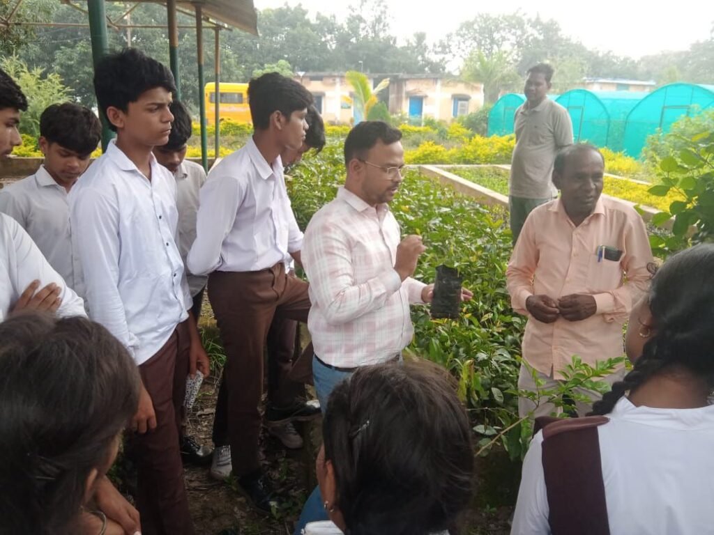 शक्ति के सरस्वती शिशु मंदिर के कृषि संकाय 12वीं के विद्यार्थियों ने किया शैक्षणिक भ्रमण, शक्ति जिले में निजी क्षेत्र का एकमात्र विद्यालय जहां कृषि संबंधी शिक्षा भी दी जाती है विद्यार्थियों को शक्ति के सरस्वती शिशु मंदिर के कृषि संकाय 12वीं के विद्यार्थियों ने किया शैक्षणिक भ्रमण, शक्ति जिले में निजी क्षेत्र का एकमात्र विद्यालय जहां कृषि संबंधी शिक्षा भी दी जाती है विद्यार्थियों को kshititech
