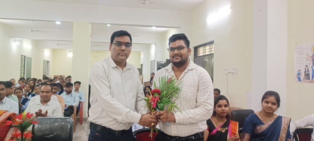 कॉलेज के लिए गौरवशाली दिन- यूनिवर्सिटी के कुलपति साहब पहुंचे शक्ति के शासकीय क्रांति कुमार महाविद्यालय रजत जयंती के समापन अवसर पर, कुलपति डॉक्टर पटेरिया ने कहा- प्रदेश के सभी महाविद्यालयों में रजत जयंती का हुआ सफल आयोजन, पूरे जिले का अग्रणी महाविद्यालय है क्रांति कुमार भारतीय kshititech