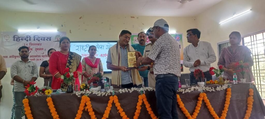 रासेयो अनुशासन और सेवा की मिसाल-हरीश यादव एडिशनल एसपी, नगर पालिका अध्यक्ष श्याम सुंदर अग्रवाल ने कहा- रासेयों के विद्यार्थी बड़ी-बड़ी विपदाओं में भी जान की परवाह किए बिना ही राहत पहुंचाने में रहते हैं अग्रणी, शासकीय क्रांति कुमार महाविद्यालय में हुआ प्रमाण पत्र वितरण का कार्यक्रम, नगर पालिका अध्यक्ष ने रासेयों संगठन को दिया टेंट का सेटअप रासेयो अनुशासन और सेवा की मिसाल-हरीश यादव एडिशनल एसपी, नगर पालिका अध्यक्ष श्याम सुंदर अग्रवाल ने कहा- रासेयों के विद्यार्थी बड़ी-बड़ी विपदाओं में भी जान की परवाह किए बिना ही राहत पहुंचाने में रहते हैं अग्रणी, शासकीय क्रांति कुमार महाविद्यालय में हुआ प्रमाण पत्र वितरण का कार्यक्रम, नगर पालिका अध्यक्ष ने रासेयों संगठन को दिया टेंट का सेटअप kshititech