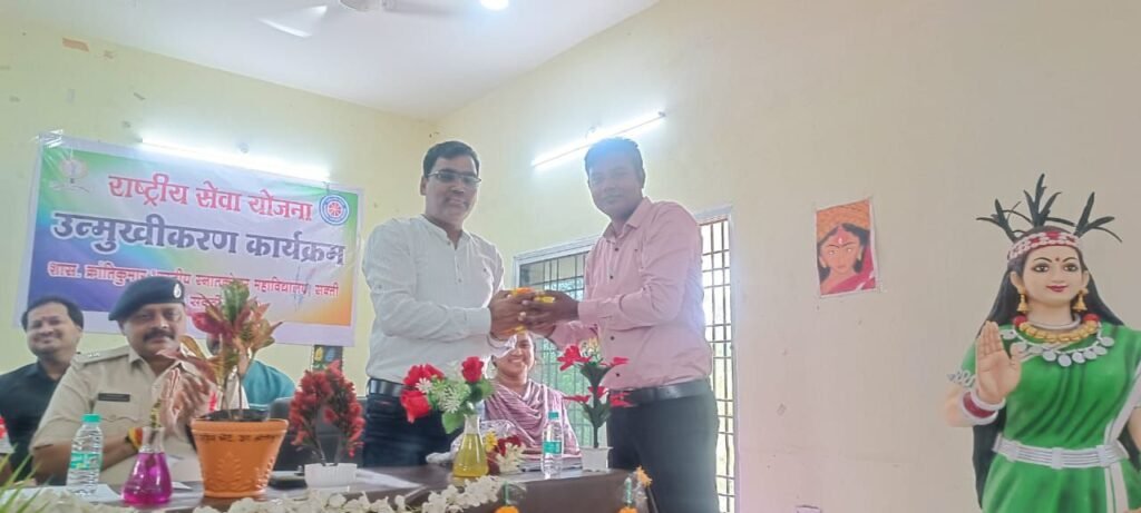 रासेयो अनुशासन और सेवा की मिसाल-हरीश यादव एडिशनल एसपी, नगर पालिका अध्यक्ष श्याम सुंदर अग्रवाल ने कहा- रासेयों के विद्यार्थी बड़ी-बड़ी विपदाओं में भी जान की परवाह किए बिना ही राहत पहुंचाने में रहते हैं अग्रणी, शासकीय क्रांति कुमार महाविद्यालय में हुआ प्रमाण पत्र वितरण का कार्यक्रम, नगर पालिका अध्यक्ष ने रासेयों संगठन को दिया टेंट का सेटअप रासेयो अनुशासन और सेवा की मिसाल-हरीश यादव एडिशनल एसपी, नगर पालिका अध्यक्ष श्याम सुंदर अग्रवाल ने कहा- रासेयों के विद्यार्थी बड़ी-बड़ी विपदाओं में भी जान की परवाह किए बिना ही राहत पहुंचाने में रहते हैं अग्रणी, शासकीय क्रांति कुमार महाविद्यालय में हुआ प्रमाण पत्र वितरण का कार्यक्रम, नगर पालिका अध्यक्ष ने रासेयों संगठन को दिया टेंट का सेटअप kshititech