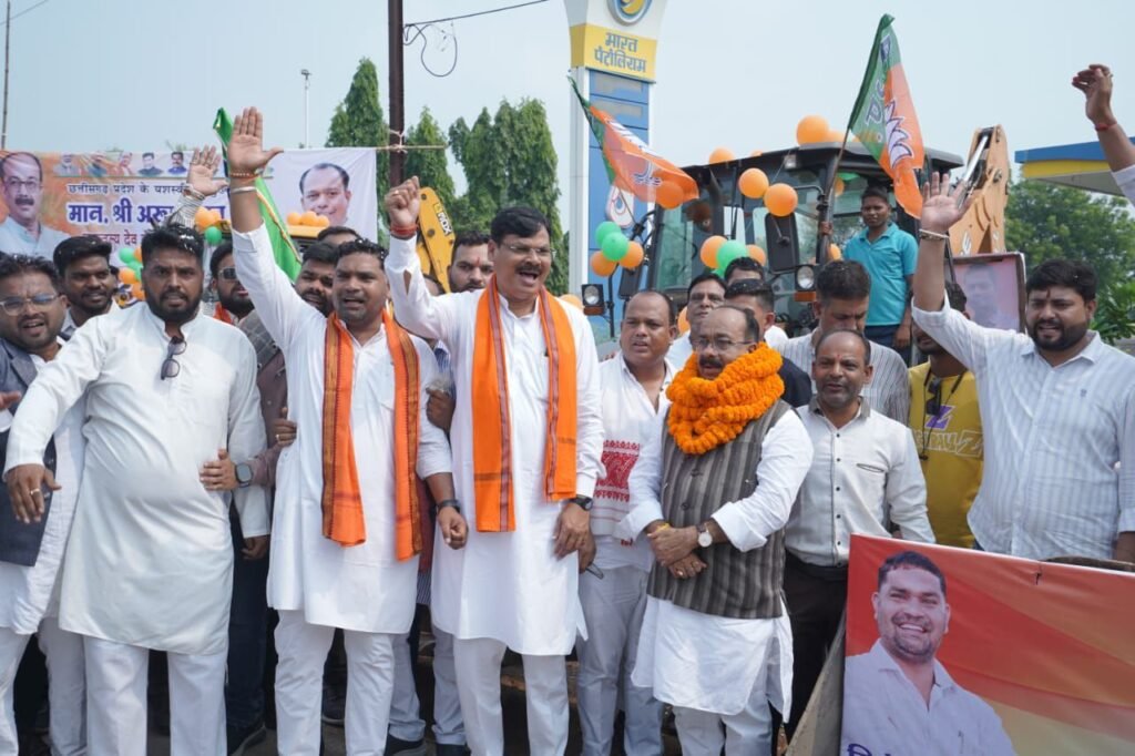 अनूठी रैली- उप मुख्यमंत्री के स्वागत में जांजगीर में निकली बुलडोजर रैली, युवा भाजपा नेताओं में दिखा स्वागत को लेकर उत्साह, स्वयं उपमुख्यमंत्री ने खड़े होकर बुलडोजर से खिंचवाई फोटो kshititech