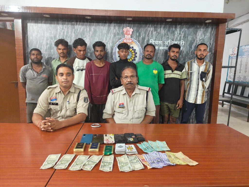 जुआड़ियों पर शक्ति पुलिस की बड़ी कार्रवाई- 8 जुआड़ी 52 परी का मजा लेते चढ़े पुलिस के हत्थे, हजारों रुपए नगदी एवं लाखों रुपए के महंगे कीमती मोबाइल जब्त, किराने की दुकान में सामान चोरी करने वालों को शक्ति पुलिस ने किया गिरफ्तार,टीआई लखन पटेल की सक्रियता से अपराधियों पर हो रही ताड़-बतोड़ कार्रवाई,नगरदा पुलिस ने किये अवैध शराब के एवं जुआ के अलग-अलग मामले दर्ज जुआड़ियों पर शक्ति पुलिस की बड़ी कार्रवाई- 8 जुआड़ी 52 परी का मजा लेते चढ़े पुलिस के हत्थे, हजारों रुपए नगदी एवं लाखों रुपए के महंगे कीमती मोबाइल जब्त, किराने की दुकान में सामान चोरी करने वालों को शक्ति पुलिस ने किया गिरफ्तार,टीआई लखन पटेल की सक्रियता से अपराधियों पर हो रही ताड़-बतोड़ कार्रवाई,नगरदा पुलिस ने किये अवैध शराब के एवं जुआ के अलग-अलग मामले दर्ज kshititech