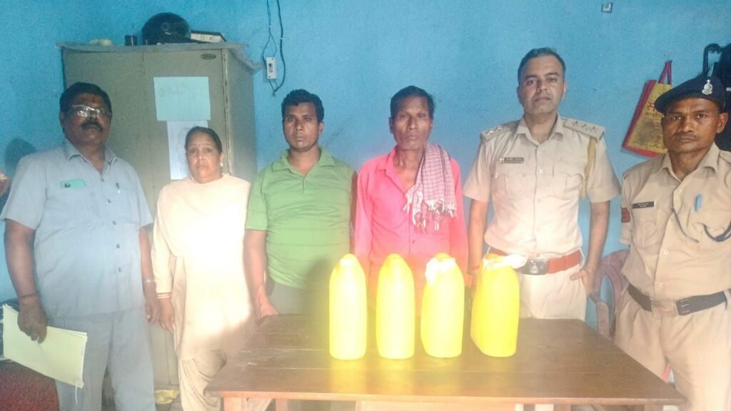 आबकारी अधिकारी उप्पल साहब की बड़ी कार्रवाई में 17 लीटर अवैध महुआ शराब जब्त, शक्ति वृत्त में लगातार शराब के अवैध कारोबारियो पर विभाग कर रहा कार्रवाई, आरोपी पिता पुत्र गिरफ्तार आबकारी अधिकारी उप्पल साहब की बड़ी कार्रवाई में 17 लीटर अवैध महुआ शराब जब्त, शक्ति वृत्त में लगातार शराब के अवैध कारोबारियो पर विभाग कर रहा कार्रवाई, आरोपी पिता पुत्र गिरफ्तार kshititech