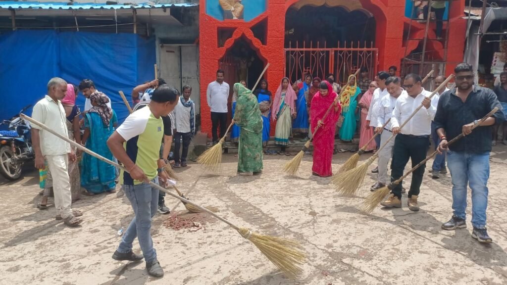 शक्ति कलेक्टर तोपनो साहब के मार्गदर्शन में 17 सितंबर को राज्य स्थापना की रजत जयंती एवं सेवा पखवाड़े के हुए आयोजन, चंद्रपुर मंदिर परिसर में चला विशेष स्वच्छता अभियान तो वहीं विभिन्न स्थानों पर छायाचित्र प्रदर्शनी का भी हुआ आयोजन,ITI में ऑनलाइन प्रवेश शुरू,जिला परामर्शदात्री समिति की बैठक सम्पन्न शक्ति कलेक्टर तोपनो साहब के मार्गदर्शन में 17 सितंबर को राज्य स्थापना की रजत जयंती एवं सेवा पखवाड़े के हुए आयोजन, चंद्रपुर मंदिर परिसर में चला विशेष स्वच्छता अभियान तो वहीं विभिन्न स्थानों पर छायाचित्र प्रदर्शनी का भी हुआ आयोजन,ITI में ऑनलाइन प्रवेश शुरू,जिला परामर्शदात्री समिति की बैठक सम्पन्न kshititech