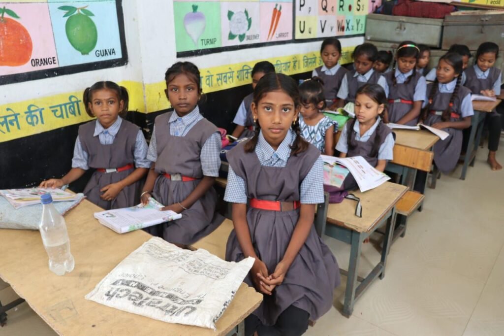 घर बैठे बैंक दे रही आपको लोन- भारतीय स्टेट बैंक शक्ति शाखा ने किया लोन मेले का आयोजन, मौके पर ही करोड़ों रुपए के लोन हुए स्वीकृत, शक्ति जिले में प्रधानमंत्री उज्जवला गैस योजना से लाभान्वित हो रही महिलाएं, युक्ति करण प्रक्रिया से स्कूलों में गुणवत्तापूर्ण शिक्षा हो रही उपलब्ध kshititech