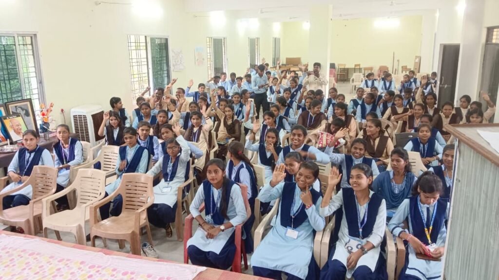 शासकीय क्रांति कुमार भारतीय कॉलेज में आयोजित हुआ डिज़ास्टर मैनेजमेंट व फर्स्ट-एड (सीपीआर) प्रशिक्षण, स्वास्थ्य संबंधी एवं प्राकृतिक विपदाओं से शरीर को बचाए रखने की नई-नई तकनीक से अवगत हुए महाविद्यालय के लोग kshititech