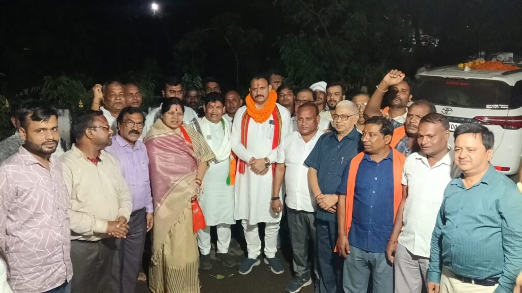 बाराद्वार पहुंचे स्वास्थ्य मंत्री को नगर पंचायत अध्यक्ष नारायण कुर्रे ने दिया ज्ञापन, शहर की सिविल डिस्पेंसरी को सामुदायिक स्वास्थ्य केंद्र के रूप में अपग्रेड करने के करी मांग,शहर में हुआ स्वास्थ्य मंत्री का जोरदार स्वागत kshititech