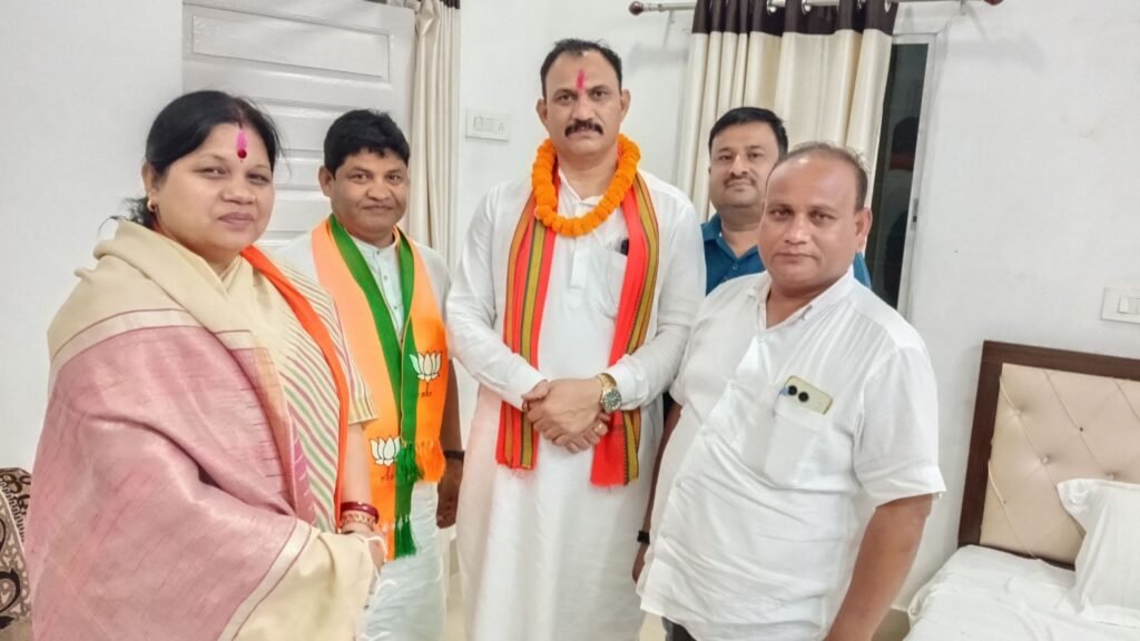 बाराद्वार पहुंचे स्वास्थ्य मंत्री को नगर पंचायत अध्यक्ष नारायण कुर्रे ने दिया ज्ञापन, शहर की सिविल डिस्पेंसरी को सामुदायिक स्वास्थ्य केंद्र के रूप में अपग्रेड करने के करी मांग,शहर में हुआ स्वास्थ्य मंत्री का जोरदार स्वागत kshititech