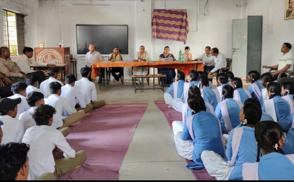 इसे कहते हैं जन भागीदारी समिति का श्रेष्ठ काम- सकरेली कला के सरकारी हायर सेकेंडरी स्कूल के टॉप टेन में आने वाले विद्यार्थियों को जन भागीदारी समिति देगी 21000/-रुपए की प्रोत्साहन राशि, समिति की बैठक में अध्यक्ष रोशन लाल पटेल ने करी अनुकरणीय पहल, पूरे प्रदेश में एक प्रेरणा बनेगी जन भागीदारी अध्यक्ष की यह घोषणा इसे कहते हैं जन भागीदारी समिति का श्रेष्ठ काम- सकरेली कला के सरकारी हायर सेकेंडरी स्कूल के टॉप टेन में आने वाले विद्यार्थियों को जन भागीदारी समिति देगी 21000/-रुपए की प्रोत्साहन राशि, समिति की बैठक में अध्यक्ष रोशन लाल पटेल ने करी अनुकरणीय पहल, पूरे प्रदेश में एक प्रेरणा बनेगी जन भागीदारी अध्यक्ष की यह घोषणा kshititech